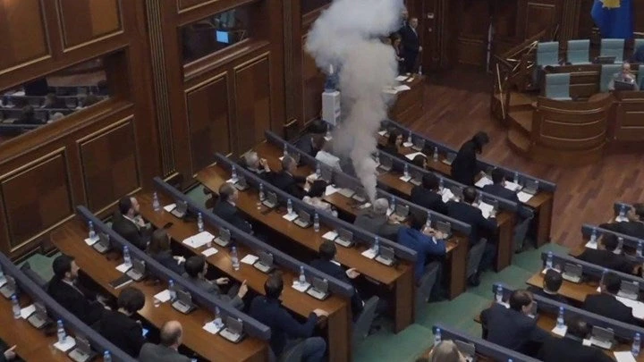 Χάος στη Βουλή του Κοσόβου-Βροχή από δακρυγόνα και σκηνές ροκ-Βίντεο